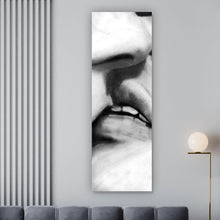 Lade das Bild in den Galerie-Viewer, Aluminiumbild gebürstet Küssende Lippen Vintage Zeichenstil Panorama Hoch
