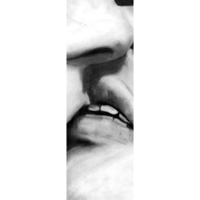 Lade das Bild in den Galerie-Viewer, Spannrahmenbild Küssende Lippen Vintage Zeichenstil Panorama Hoch

