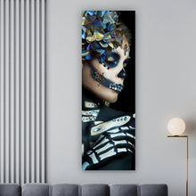 Lade das Bild in den Galerie-Viewer, Poster La Catrina mit blauen Blüten Panorama Hoch
