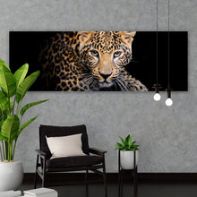Lade das Bild in den Galerie-Viewer, Leinwandbild Leopard auf schwarzem Hintergrund Panorama
