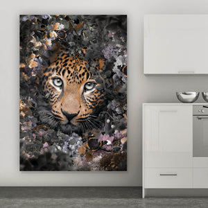 Aluminiumbild Leopard im Blütenwald Hochformat