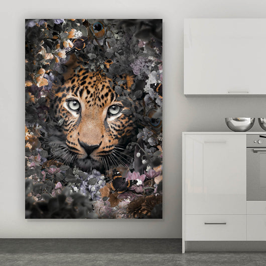 Spannrahmenbild Leopard im Blütenwald Hochformat
