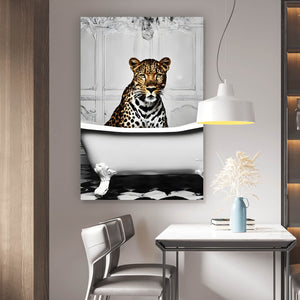 Spannrahmenbild Leopard in der Badewanne Modern Art Hochformat