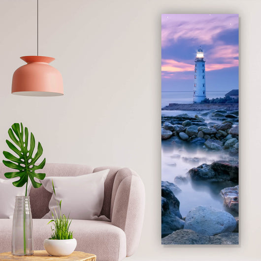 Poster Leuchtturm mit lila Wolken Panorama Hoch