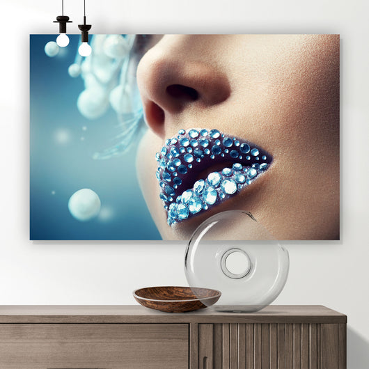 Aluminiumbild Lippen mit blauen Diamanten Querformat
