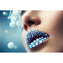Lade das Bild in den Galerie-Viewer, Aluminiumbild Lippen mit blauen Diamanten Querformat
