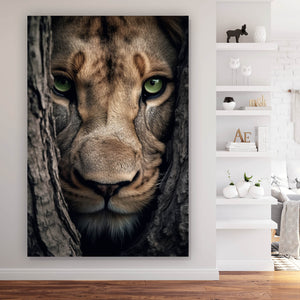 Acrylglasbild Löwe hinter einem Baum Hochformat