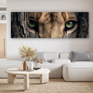 Aluminiumbild gebürstet Löwe hinter einem Baum Panorama