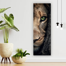 Lade das Bild in den Galerie-Viewer, Spannrahmenbild Löwe hinter einem Baum Panorama Hoch

