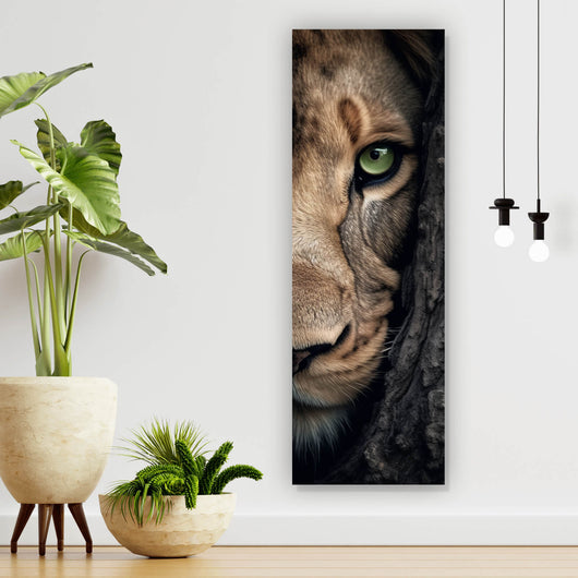Spannrahmenbild Löwe hinter einem Baum Panorama Hoch