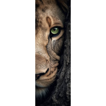 Lade das Bild in den Galerie-Viewer, Poster Löwe hinter einem Baum Panorama Hoch
