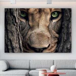 Aluminiumbild Löwe hinter einem Baum Querformat