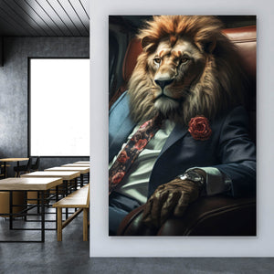 Aluminiumbild gebürstet Löwe im Anzug Digital Art Hochformat
