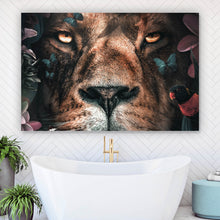 Lade das Bild in den Galerie-Viewer, Leinwandbild Löwe im Paradies des Dschungels Querformat
