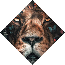 Lade das Bild in den Galerie-Viewer, Acrylglasbild Löwe im Paradies des Dschungels Raute
