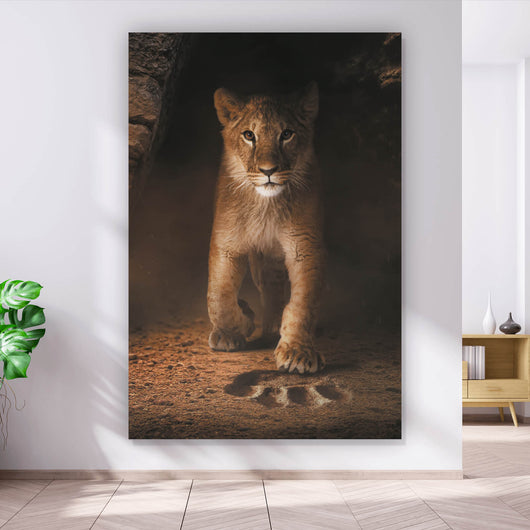 Leinwandbild Löwe mit Pfotenabdruck Hochformat