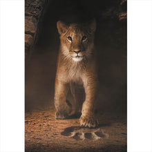 Lade das Bild in den Galerie-Viewer, Poster Löwe mit Pfotenabdruck Hochformat
