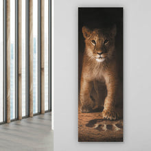 Lade das Bild in den Galerie-Viewer, Aluminiumbild gebürstet Löwe mit Pfotenabdruck Panorama Hoch
