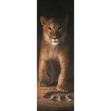 Lade das Bild in den Galerie-Viewer, Aluminiumbild Löwe mit Pfotenabdruck Panorama Hoch
