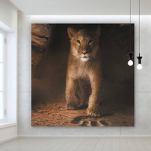 Lade das Bild in den Galerie-Viewer, Aluminiumbild Löwe mit Pfotenabdruck Quadrat
