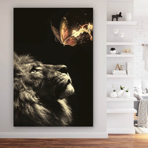 Spannrahmenbild Löwe mit Schmetterling Hochformat