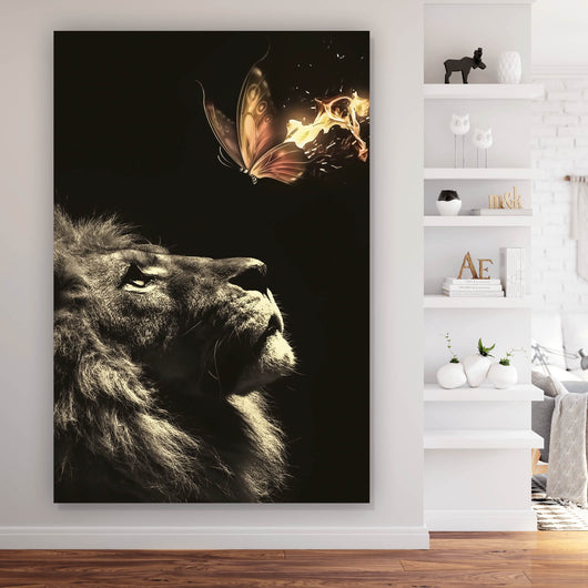 Acrylglasbild Löwe mit Schmetterling Hochformat