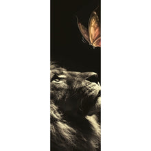 Lade das Bild in den Galerie-Viewer, Acrylglasbild Löwe mit Schmetterling Panorama Hoch
