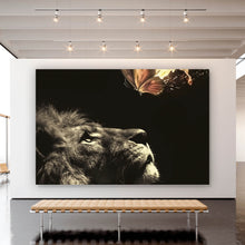 Lade das Bild in den Galerie-Viewer, Leinwandbild Löwe mit Schmetterling Querformat
