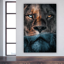 Lade das Bild in den Galerie-Viewer, Aluminiumbild gebürstet Löwe unter Wasser Hochformat
