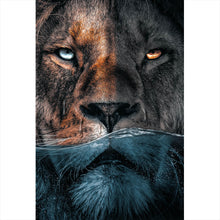 Lade das Bild in den Galerie-Viewer, Leinwandbild Löwe unter Wasser Hochformat
