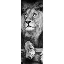 Lade das Bild in den Galerie-Viewer, Poster Löwen Portrait schwarz weiß Panorama Hoch
