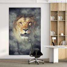 Lade das Bild in den Galerie-Viewer, Poster Löwenkopf im Nebel Hochformat
