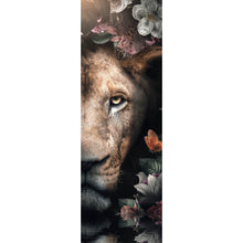 Lade das Bild in den Galerie-Viewer, Aluminiumbild gebürstet Löwin im Paradies des Dschungels Panorama Hoch
