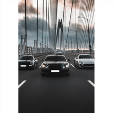Lade das Bild in den Galerie-Viewer, Poster Luxusautos in der Fahrt auf einer Brücke Hochformat
