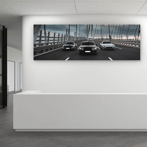 Acrylglasbild Luxusautos in der Fahrt auf einer Brücke Panorama