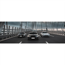 Lade das Bild in den Galerie-Viewer, Aluminiumbild gebürstet Luxusautos in der Fahrt auf einer Brücke Panorama
