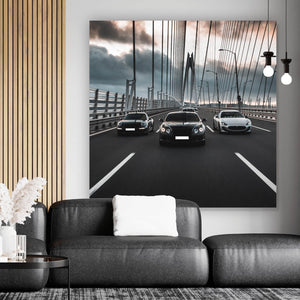 Aluminiumbild Luxusautos in der Fahrt auf einer Brücke Quadrat