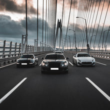 Lade das Bild in den Galerie-Viewer, Spannrahmenbild Luxusautos in der Fahrt auf einer Brücke Quadrat
