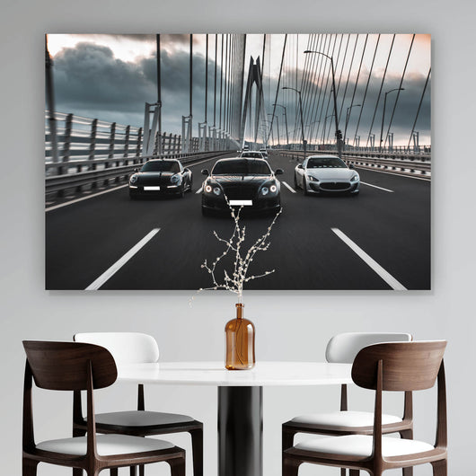 Poster Luxusautos in der Fahrt auf einer Brücke Querformat