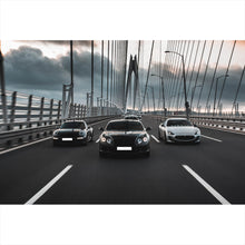 Lade das Bild in den Galerie-Viewer, Leinwandbild Luxusautos in der Fahrt auf einer Brücke Querformat
