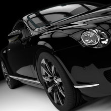 Lade das Bild in den Galerie-Viewer, Aluminiumbild gebürstet Luxuswagen auf schwarzem Hintergrund Quadrat
