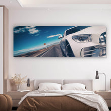 Lade das Bild in den Galerie-Viewer, Aluminiumbild gebürstet Luxuswagen gibt Gas Panorama
