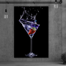 Lade das Bild in den Galerie-Viewer, Poster Martini Glas auf schwarzem Hintergrund Hochformat
