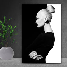 Lade das Bild in den Galerie-Viewer, Aluminiumbild gebürstet Mode Porträt in schwarz und weiß Hochformat

