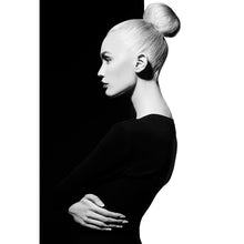 Lade das Bild in den Galerie-Viewer, Aluminiumbild gebürstet Mode Porträt in schwarz und weiß Hochformat
