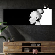 Lade das Bild in den Galerie-Viewer, Aluminiumbild gebürstet Mode Porträt in schwarz und weiß Panorama
