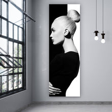Lade das Bild in den Galerie-Viewer, Aluminiumbild gebürstet Mode Porträt in schwarz und weiß Panorama Hoch
