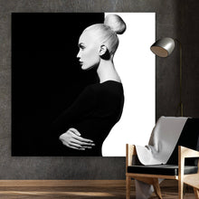 Lade das Bild in den Galerie-Viewer, Acrylglasbild Mode Porträt in schwarz und weiß Quadrat
