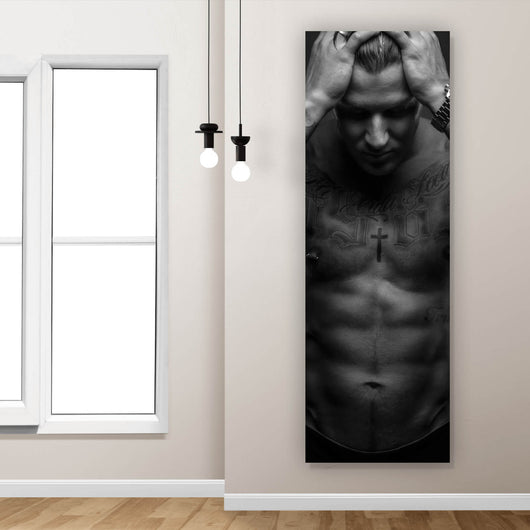 Acrylglasbild Muskulöser tätowierter Mann Panorama Hoch