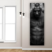 Lade das Bild in den Galerie-Viewer, Leinwandbild Muskulöser tätowierter Mann Panorama Hoch

